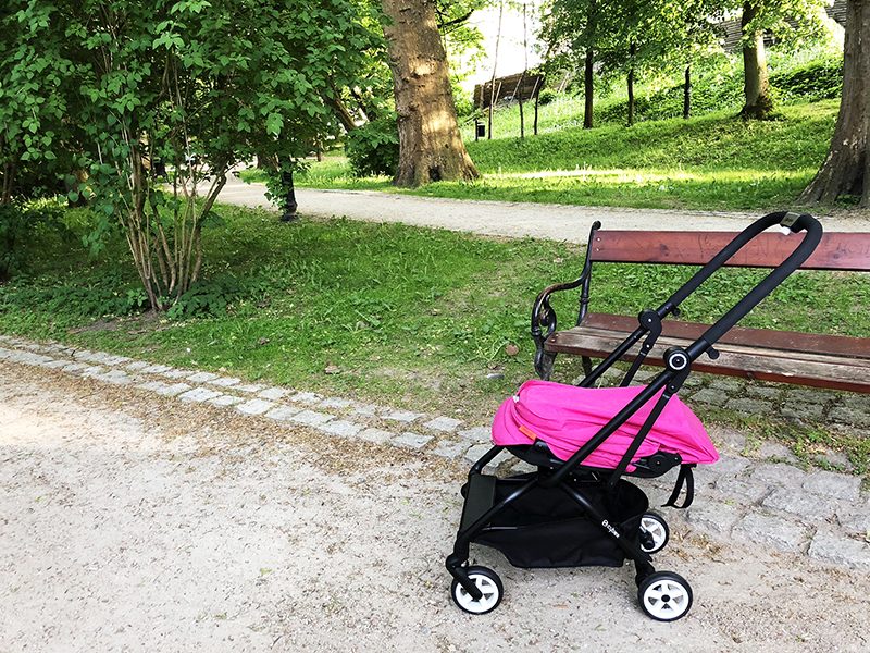 Tak wygląda pierwszy etap składania wózka – złożona budka.